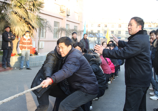 拔河场上激烈角逐