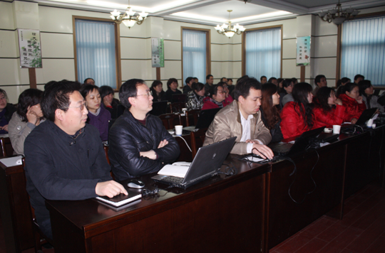 参训学员都聚精会神听讲