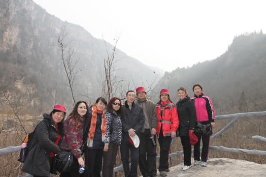 乐动(中国)官方领导和女员工登山途中合影